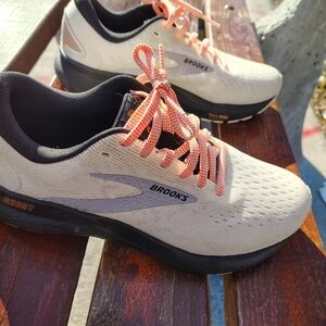 Women's Brooks ghost size 9 worn once